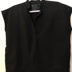 FIGS Small Rafaela black top